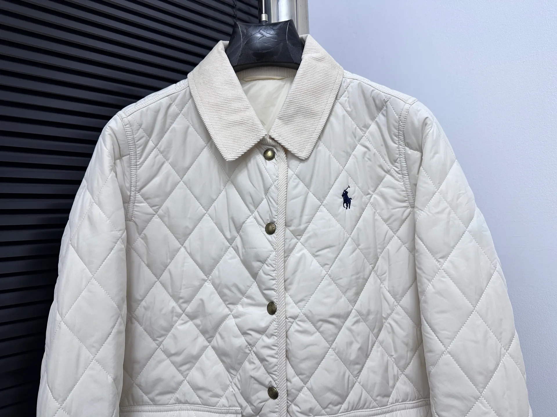 ￼ P530 【Ralph Lauren】Ralph Lauren cotton-padded jacket. The face is filled with imitation down cotton. Three-in-one rhombus quilted embroidery. Soft and comfortable. Warm and comfortable. Corduroy strips run through the whole body. No knots or overlaps. Artificial curling. Fine workmanship. Does not look bloated. The upper body is light and not bloated. Soft and comfortable. Highly recommended. Size: S M L